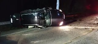 Motorista embriagado bate carro na carreta e capota - 4