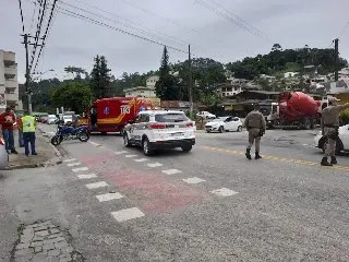 Mulher acaba ferida ao acertar carro na Primeiro de Maio - 3