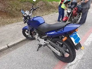 Mulher acaba ferida ao acertar carro na Primeiro de Maio - 5