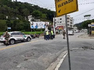Mulher acaba ferida ao acertar carro na Primeiro de Maio - 4