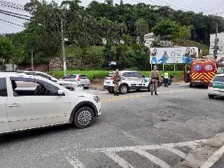 Mulher acaba ferida ao acertar carro na Primeiro de Maio - 2