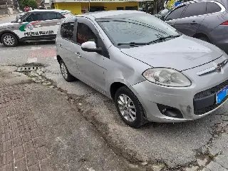Mulher acaba ferida ao acertar carro na Primeiro de Maio - 1