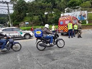 Mulher acaba ferida ao acertar carro na Primeiro de Maio - 6