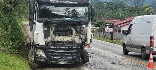 (URGENTE) Mulher morre ao bater carro com caminhão em Botuverá - 18
