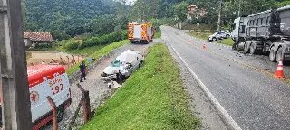 (URGENTE) Mulher morre ao bater carro com caminhão em Botuverá - 10