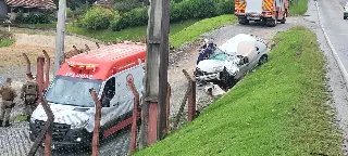 (URGENTE) Mulher morre ao bater carro com caminhão em Botuverá - 2
