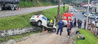 (URGENTE) Mulher morre ao bater carro com caminhão em Botuverá - 13