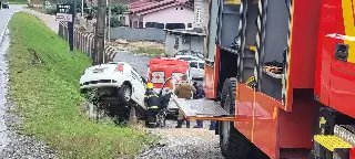 (URGENTE) Mulher morre ao bater carro com caminhão em Botuverá - 14