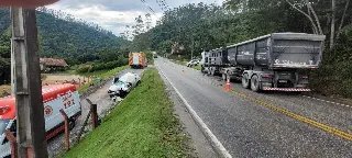 (URGENTE) Mulher morre ao bater carro com caminhão em Botuverá - 5