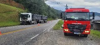 (URGENTE) Mulher morre ao bater carro com caminhão em Botuverá - 15