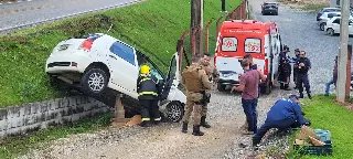 (URGENTE) Mulher morre ao bater carro com caminhão em Botuverá - 6