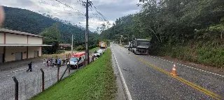 (URGENTE) Mulher morre ao bater carro com caminhão em Botuverá - 1