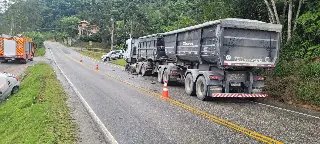 (URGENTE) Mulher morre ao bater carro com caminhão em Botuverá - 17