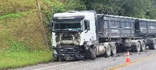 (URGENTE) Mulher morre ao bater carro com caminhão em Botuverá - 12
