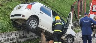 (URGENTE) Mulher morre ao bater carro com caminhão em Botuverá - 16