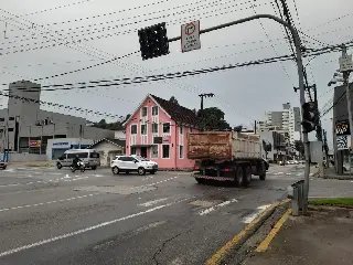 (VÍDEO) Semáforo intermitente causa confusão no cruzamento - 4