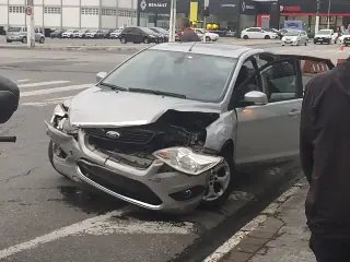 Três carros colidem no cruzamento do semáforo com problemas - 2