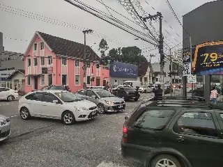 Três carros colidem no cruzamento do semáforo com problemas - 4