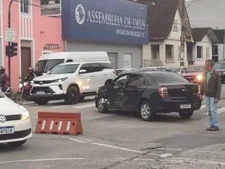 Três carros colidem no cruzamento do semáforo com problemas - 3