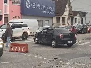 Três carros colidem no cruzamento do semáforo com problemas - 1