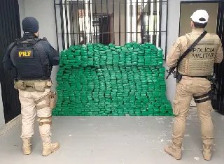 Polícia intercepta carro com mais de 680 kg de maconha - 2