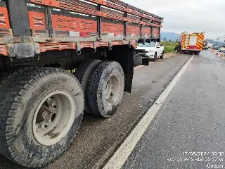 Colisão deixa idosa inconsciente e presa às ferragens - 2