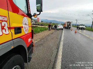 Colisão deixa idosa inconsciente e presa às ferragens - 1
