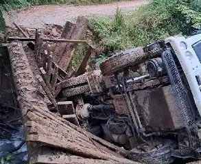 Ponte quebra e causa queda de caminhão caçamba da prefeitura - 1