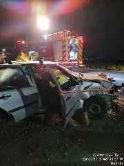 Duas pessoas ficam feridas em batida entre dois carros - 1