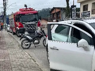 Colisão entre carro e moto deixa um ferido no Santa Terezinha  - 5