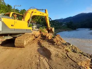 (VIDEO) Desmoronamento na Cristalina vira problema para moradores - 3