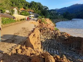 (VIDEO) Desmoronamento na Cristalina vira problema para moradores - 6