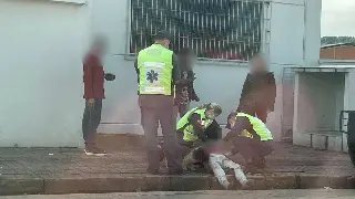 Morador de rua xinga e apanha na saída do banco em Brusque - 1