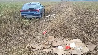 (VIDEO) Carro é encontrado abandonado e sem rodas  - 1