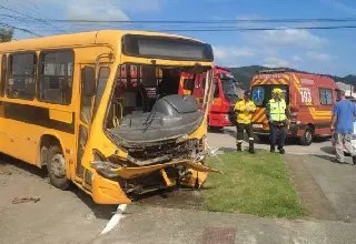 Câmera registra grave acidente entre ônibus escolares em Itajaí  - 1
