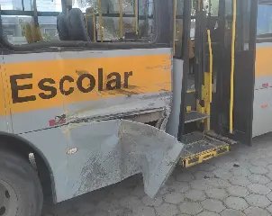 Câmera registra grave acidente entre ônibus escolares em Itajaí  - 2