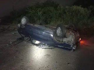 Carro é encontrado abandonado após capotamento na Antônio Heil  - 1