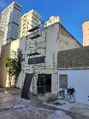 Idoso cai de oito metros de altura e fica gravemente ferido - 1