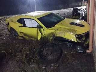 (VÍDEO) Camaro sai da pista e acerta muro na Ivo Silveira - 2