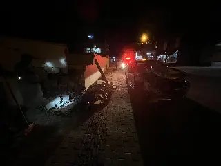 Lata de cerveja é encontrada dentro de carro que colidiu contra muro - 2