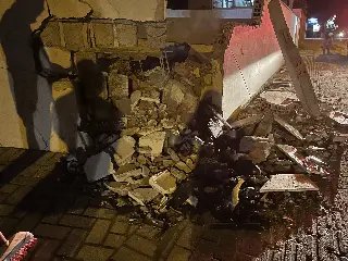 Lata de cerveja é encontrada dentro de carro que colidiu contra muro - 12