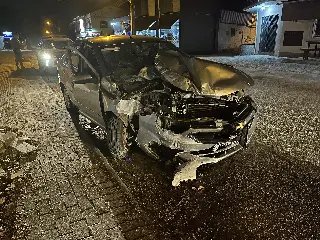 Lata de cerveja é encontrada dentro de carro que colidiu contra muro - 11
