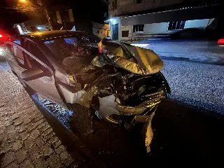 Lata de cerveja é encontrada dentro de carro que colidiu contra muro - 7