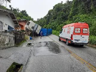 (URGENTE) Caminhão tomba no Centro de Brusque - 1