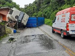 (URGENTE) Caminhão tomba no Centro de Brusque - 4