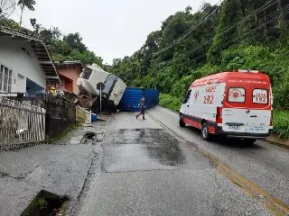 (URGENTE) Caminhão tomba no Centro de Brusque - 2