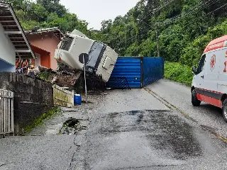 (URGENTE) Caminhão tomba no Centro de Brusque - 5