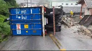 (VÍDEO) Motorista ficou na cabine por risco de choque elétrico - 4