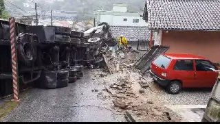 (VÍDEO) Motorista ficou na cabine por risco de choque elétrico - 3