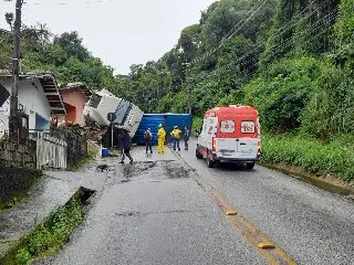 (VÍDEO) Motorista ficou na cabine por risco de choque elétrico - 2